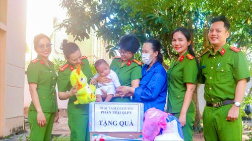  Cán bộ, chiến sĩ Trại Tạm giam số 1 thăm hỏi, động viên và tặng quà nữ can phạm nhân đang nuôi con nhỏ tại buồng giam 