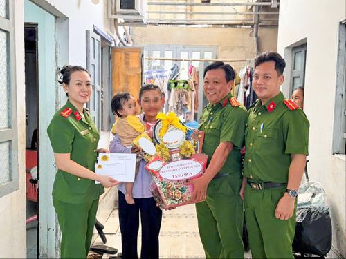  Cán bộ, chiến sĩ Trại Tạm giam số 1 thăm hỏi, động viên và tặng quà thân nhân các gia đình phạm nhân có hoàn cảnh đặc biệt khó khăn 