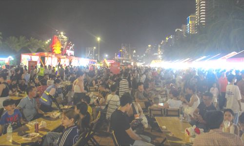  Đông đúc người dân, du khách tham gia thưởng thức tại không gian "Tinh hoa ẩm thực" xứ Quảng. Ảnh: XUÂN QUỲNH 