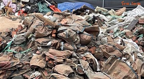 Về hoạt động tập kết phế thải tại khu vực này, trong báo cáo gửi UBND phường, Công an phường Phú Diễn đánh giá, nhận định: “Đây là hành vi có dấu hiệu vi phạm quy định về bảo vệ môi trường; quản lý chất thải rắn xây dựng; quản lý đất đai, trật tự xây dựng”.