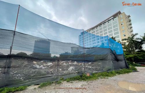 Khu đất đổ thải, tập kết trái phép được quây lưới cao, nằm gần Học viện Tư Pháp (số 9 Trần Vỹ, phường Phú Diễn, Hà Nội).