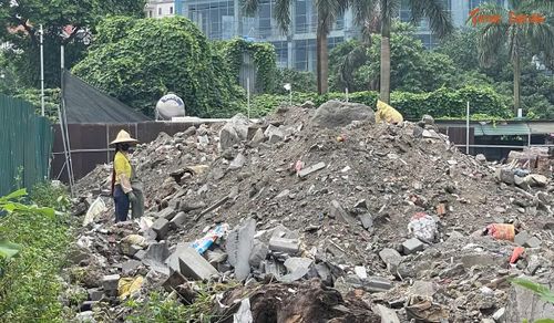 Rác thải rắn xây dựng chất đống cao như “núi” bên trong bãi tập kết.