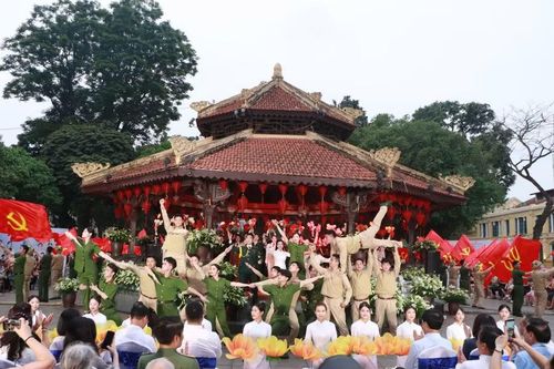 Chương trình Live Concert 'Hà Nội bình yên' diễn ra tại Nhà Bát Giác.