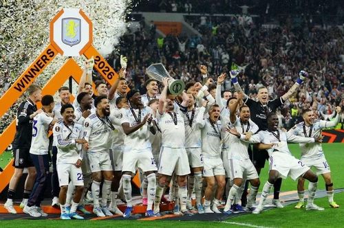 Các cầu thủ Aston Villa nâng cao danh hiệu Europa League 2025-2026.