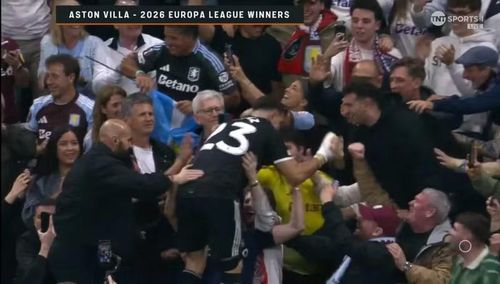 Trong niềm hạnh phúc và sự phấn khích, thủ môn Martinez nhảy vào đám đông người hâm mộ Aston Villa theo chân đội đến sân trên sân Besiktas Park ở Istanbul của Thổ Nhĩ Kỳ.