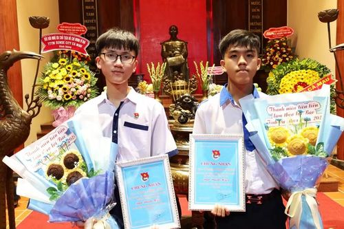 Trần Nhật Tân (bên trái) cùng bạn chụp ảnh tại Khu tưởng niệm Chủ tịch Hồ Chí Minh.