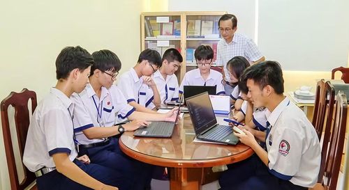 Trần Nhật Tân trong đội tuyển học sinh giỏi của trường.