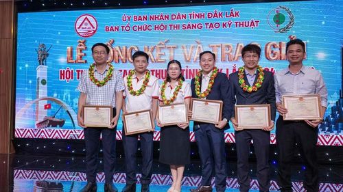 Đại diện nhóm tác giả BMU nhận giải tại Lễ Tổng kết và trao giải Hội thi. (Ảnh: TT).