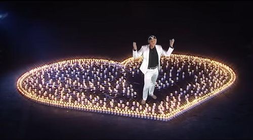 Hình ảnh ca sĩ Phan Đình Tùng trong MV “Khúc hát mừng sinh nhật”.