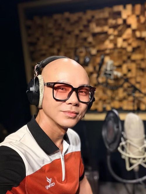 Ca sĩ Phan Đình Tùng.