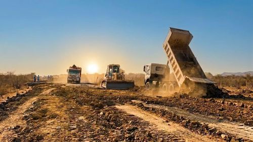 Lực lượng Công binh Việt Nam vượt nắng gắt và bão bụi để kiến tạo dải đường cấp phối vững chãi trước mùa mưa.