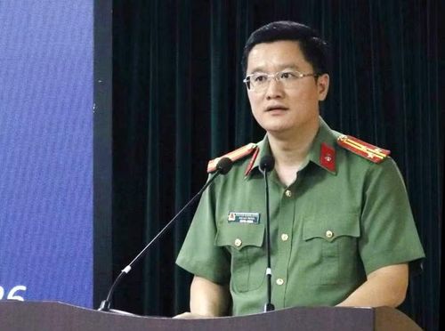 Thượng tá Nguyễn Quang Chiến chia sẻ tại chương trình. Ảnh: L.T