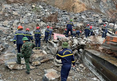 Đến sáng 21/5, sau những nỗ lực tìm kiếm, lực lượng chức năng đã tìm thấy nạn nhân thứ nhất bị vùi lấp dưới lớp đất đá.