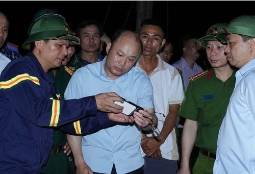 Ngay sau khi xảy ra vụ sạt lở, ông Cao Văn Cường - Phó Chủ tịch UBND tỉnh cùng lãnh đạo công an, quân đội và đơn vị liên quan có mặt tại hiện trường, chỉ đạo công tác cứu nạn, cứu hộ.