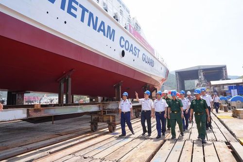 Các đại biểu tham quan tàu CSB 4042.