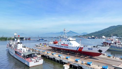Tàu tuần tra cao tốc TT-400 chiếc số 12 (phiên hiệu CSB 4042) trước khi hạ thủy.