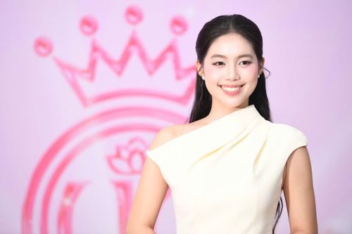 Cận nhan sắc Á hậu Châu Anh tại thảm đỏ ngày hội tuyển sinh.