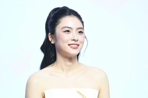  Để truyền động lực đến nữ sinh, Á hậu Vân Nhi nói nhân trắc học và phỏng vấn kín là vòng thi khiến thí sinh cảm thấy khó, nhưng điều khó khăn nhất là vượt qua bản thân. 