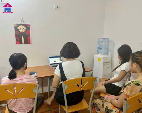Các thành viên của Ngôi nhà Bình yên tham gia buổi workshop “Gọi tên những chiếc gai” (Ảnh: Ngôi nhà Bình yên).