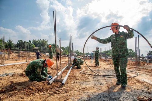 Những đoàn viên thanh niên Bộ đội Biên phòng bám công trường giữa cái nắng chói chang. Ảnh: Lê Văn Chương