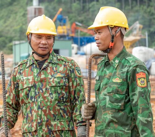 Đại úy Bloong Nhé (bên trái) và Thiếu tá A Lăng Hậu. Ảnh: Lê Văn Chương