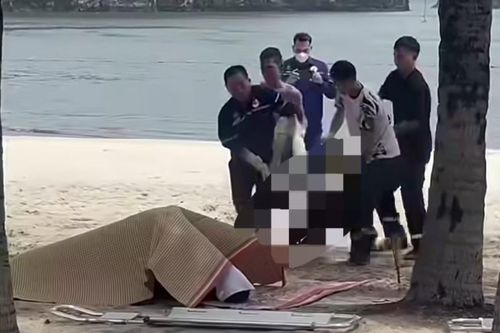 Lực lượng chức năng đưa 2 thi thể lên bờ.