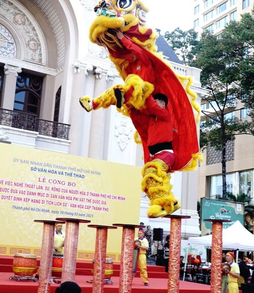 Lân nhảy Mai hoa thung.
