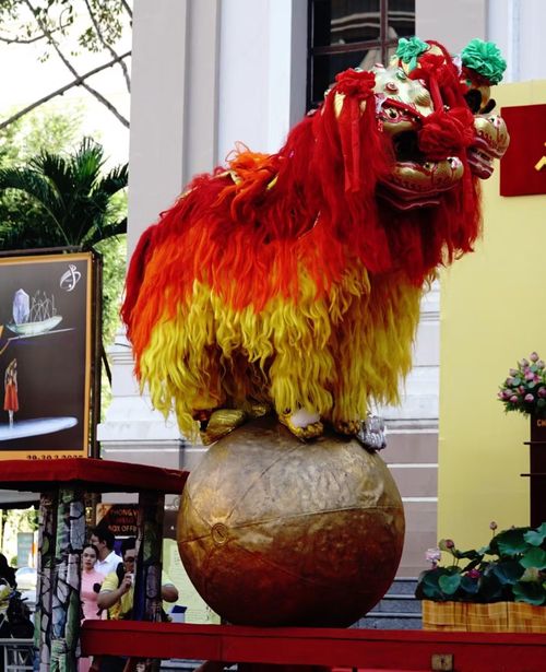 Lân làm xiêc trên quả cầu.