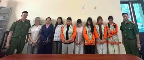 Công an phường Xuân Hòa làm việc với các học sinh vi phạm.