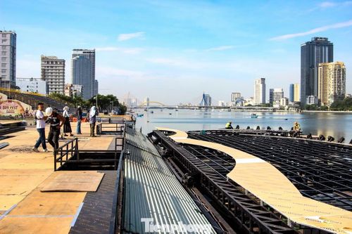 Sân khấu chính có tổng chiều ngang khoảng 100 m, diện tích gần 1.200 m2, trong đó khu vực biểu diễn rộng 50 m, đủ sức phục vụ những đại cảnh quy mô lớn.