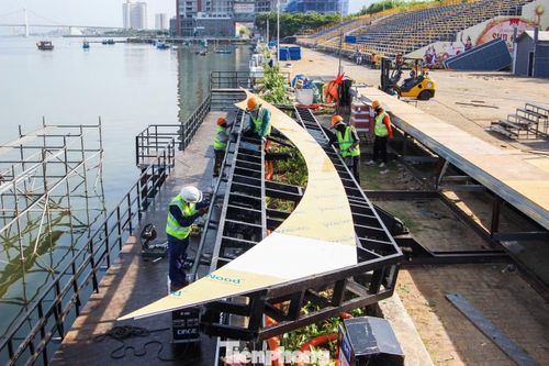 Ban tổ chức cho biết, khán đài DIFF 2026 được thiết kế theo đúng tiêu chuẩn kỹ thuật, toàn bộ các khâu đều được kiểm định an toàn nghiêm ngặt. Hệ thống âm thanh, ánh sáng tại từng vị trí cũng được tính toán kỹ lưỡng nhằm giúp khán giả có thể thưởng thức trọn vẹn không khí trình diễn nghệ thuật và những màn pháo hoa rực sáng trên bầu trời Đà Nẵng.