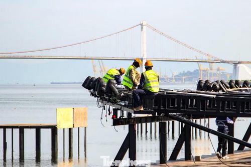 5 hệ vòm cơ khí có thể vận hành độc lập hoặc đồng bộ, liên tục biến đổi không gian trình diễn theo từng tiết mục. Các vòm trung tâm có thể hoàn thành hành trình nâng hạ trong chưa đầy 70 giây, cho phép chuyển cảnh linh hoạt theo thời gian thực, hứa hẹn tạo nên những đại cảnh mãn nhãn cho khán giả.