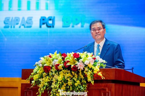 Chủ tịch UBND tỉnh Quảng Ninh - Bùi Văn Khắng yêu cầu các sở, ban, ngành và địa phương phải tiếp tục nâng cao trách nhiệm người đứng đầu.