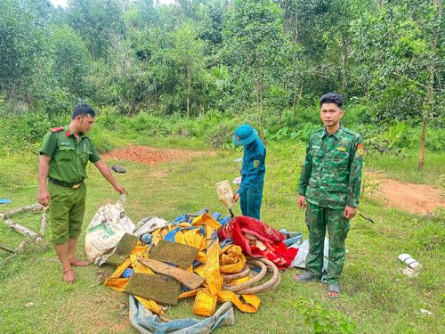 Phương tiện, dụng cụ phát hiện sau khi truy quét tình trạng khai thác vàng trái phép.