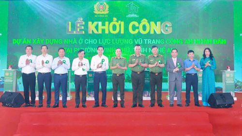 Các đại biểu dự buổi lễ khởi công.