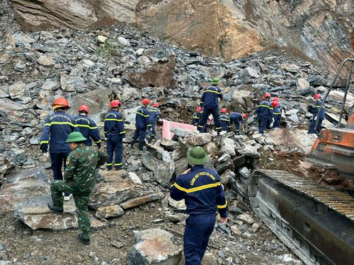 Sáng nay lực lượng chức năng đã tìm thấy 2 thi thể bị vùi lấp. Ảnh: CTV