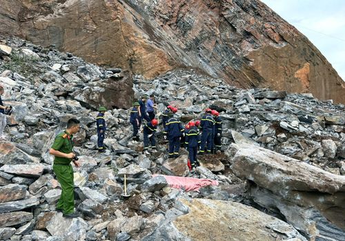 Lượng đất, đá lớn sạt xuống đã vùi lấp 2 nạn nhân. Ảnh: CTV