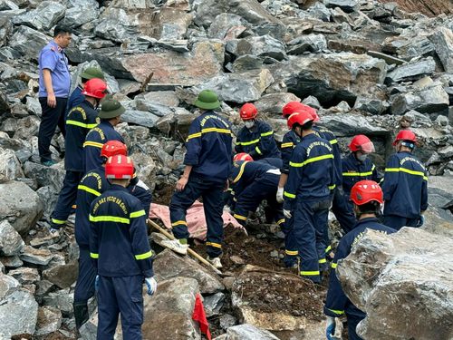 Một thi thể được tìm thấy trong đống đổ nát. Ảnh: CTV