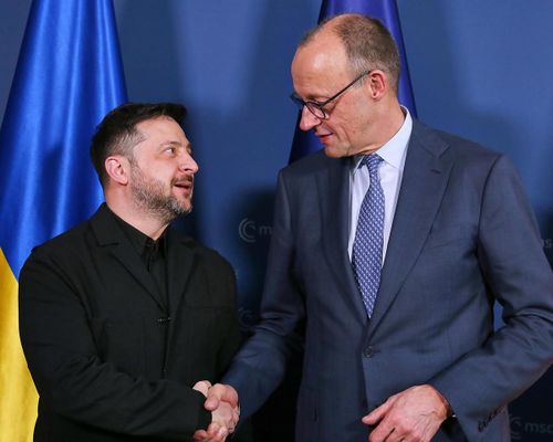 Tổng thống Ukraine Volodymyr Zelensky (trái) bắt tay Thủ tướng Đức Friedrich Merz trong một cuộc gặp hồi đầu năm 2026. Ảnh: dts News Agency Germany/Shutterstock