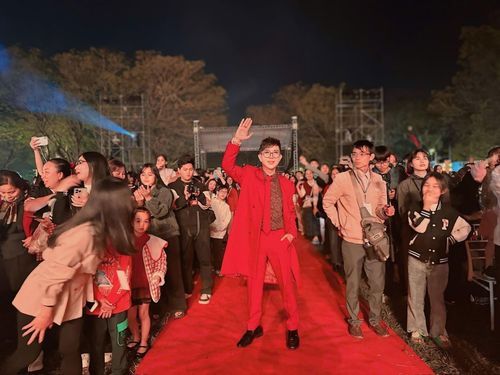 Long Nhật xuất hiện ở một số show âm nhạc.