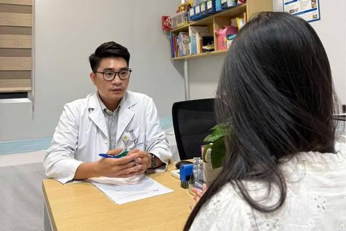 Chuyên gia tâm lý Hoàng Quốc Lân tư vấn tâm lý cho học sinh cuối cấp (Ảnh: Nhân vật cung cấp)