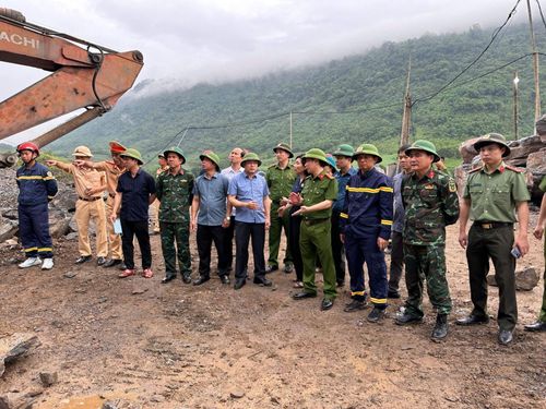 Phó Chủ tịch UBND tỉnh Thanh Hóa Cao Văn Cường đến hiện trường chỉ đạo công tác cứu hộ cứu nạn. Ảnh: CATH