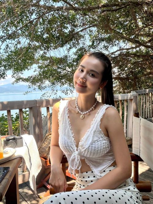 Huyền Lizzie cũng thường diện trang phục trẻ trung ở đời thường.