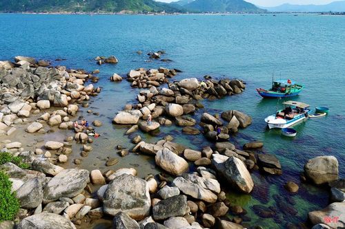  Sự kết hợp hài hòa giữa màu xanh biếc của nước biển với vẻ đẹp hoang sơ của những ghềnh đá tạo nên một bức tranh thiên nhiên tuyệt đẹp. 