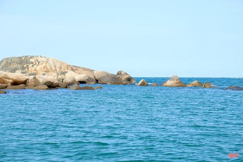  Giữa biển trời Thiên Cầm, đảo Bớc vẫn giữ vẻ đẹp tĩnh lặng, khoáng đạt với những khối đá lớn đặc trưng bao quanh. 