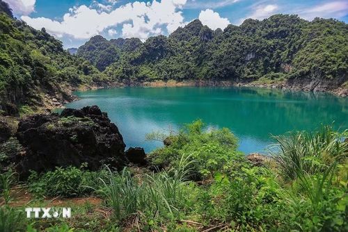 Hồ Mắt Ngọc vẫn còn hoang sơ, không ồn ào dịch vụ, dành cho những ai muốn hòa mình vào thiên nhiên hoặc đơn giản chỉ để thả lỏng tâm trí. (Ảnh: Trọng Đạt/TTXVN)