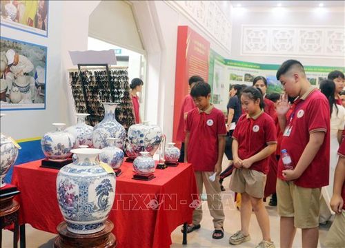 Học sinh tham quan không gian trưng bày giới thiệu về di sản văn hóa tiêu biểu tỉnh Ninh Bình. Ảnh: Thanh Tuấn/TTXVN