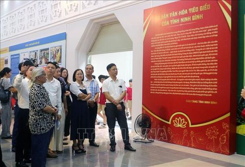 Các đại biểu, nhân dân, học sinh tham quan không gian trưng bày về di sản văn hóa tiêu biểu tỉnh Ninh Bình. Ảnh: Thanh Tuấn/TTXVN.