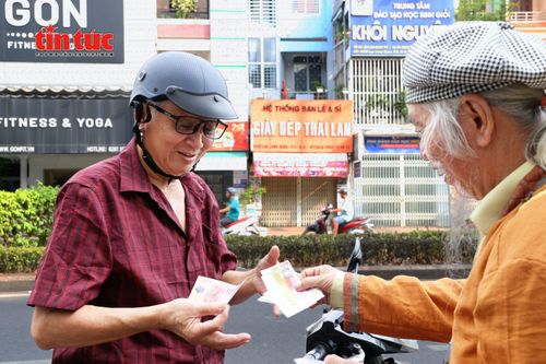 Ông Đoàn Hữu Hải, người sống cùng khu vực, thường xuyên mua vé số ủng hộ hành trình thiện nguyện của ông Thái.
