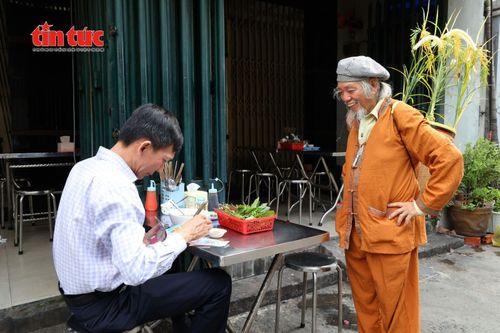 Người dân địa phương đã quen với hình ảnh ông Thái mang xấp vé số đi khắp các con đường.